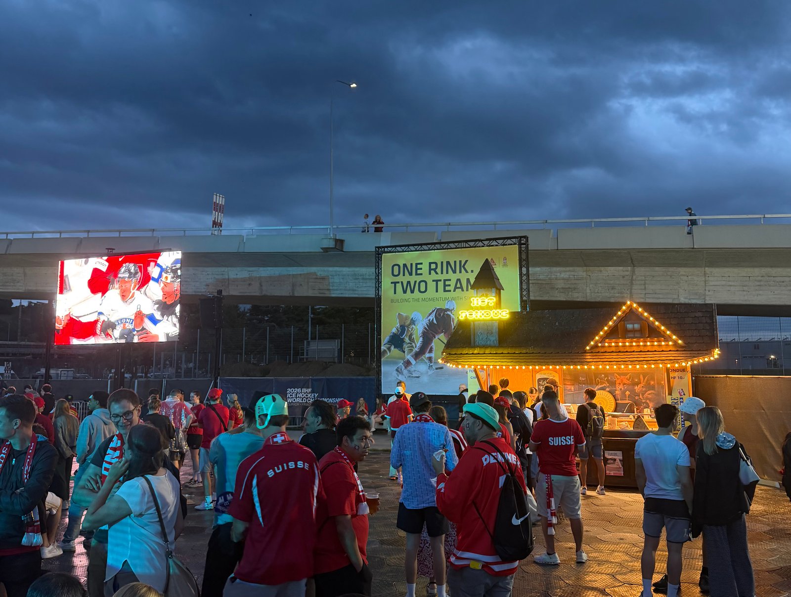 Chalet Hot Fondue Le Gruyère AOP dans la fan zone des Mondiaux de hockey 2026 à Zurich