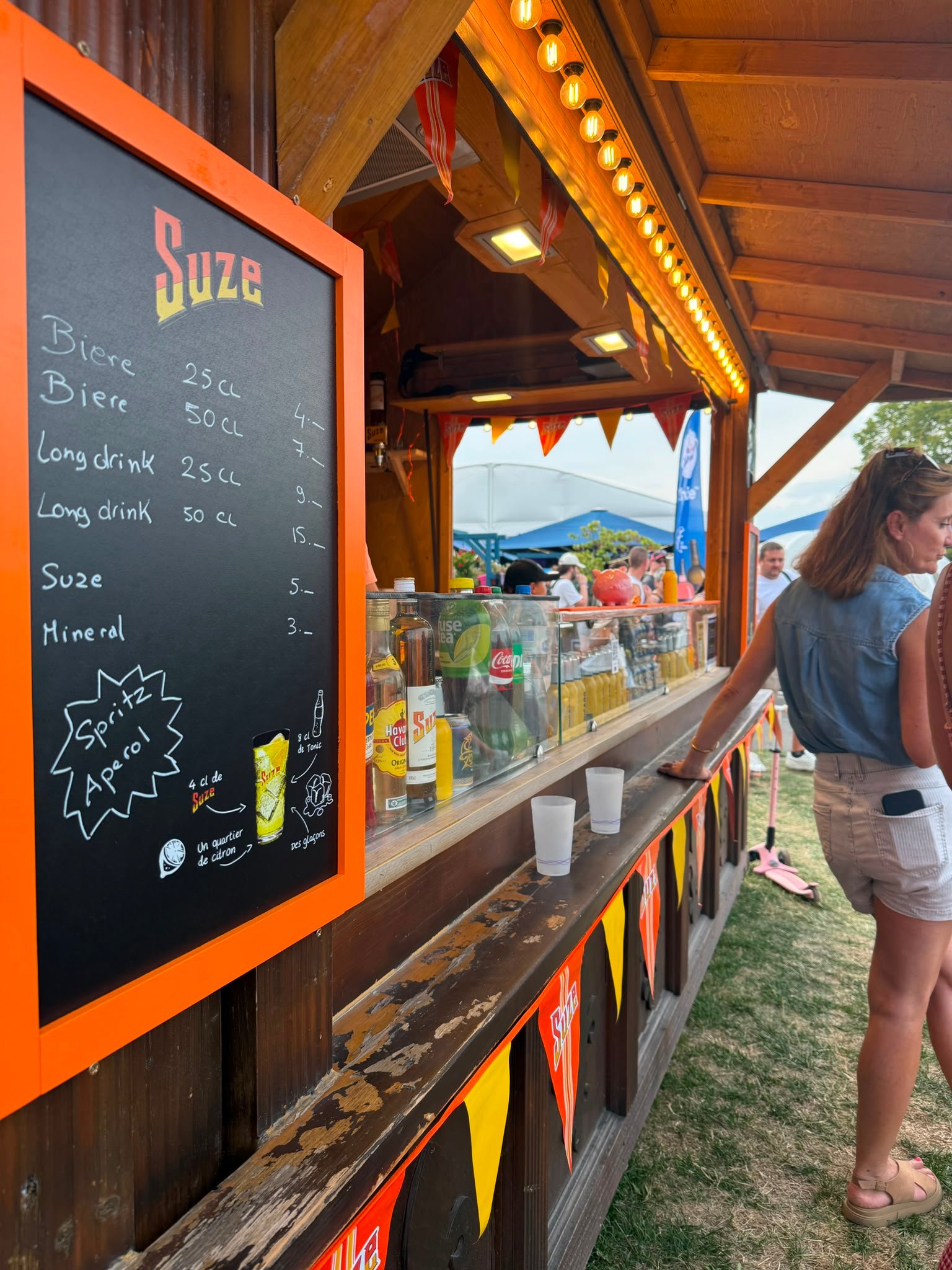 Le chalet-bar Suze vu de trois quarts, équipe en préparation avant l'ouverture