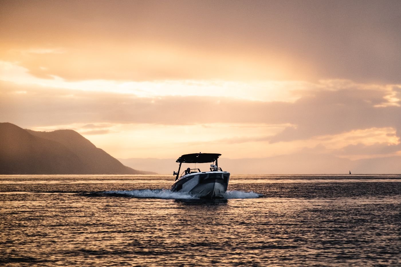 Bateau de wake au coucher de soleil sur le lac Léman